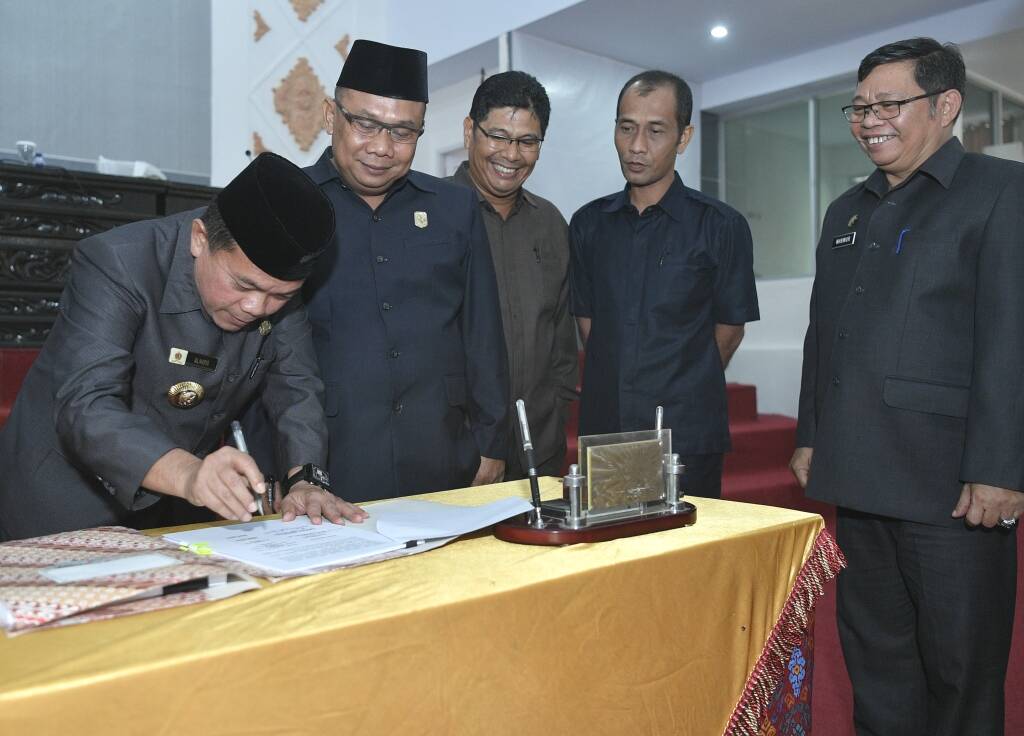 Bupati dan Dewan Teken Rancangan KUPA dan PPAS Perubahan 2017
