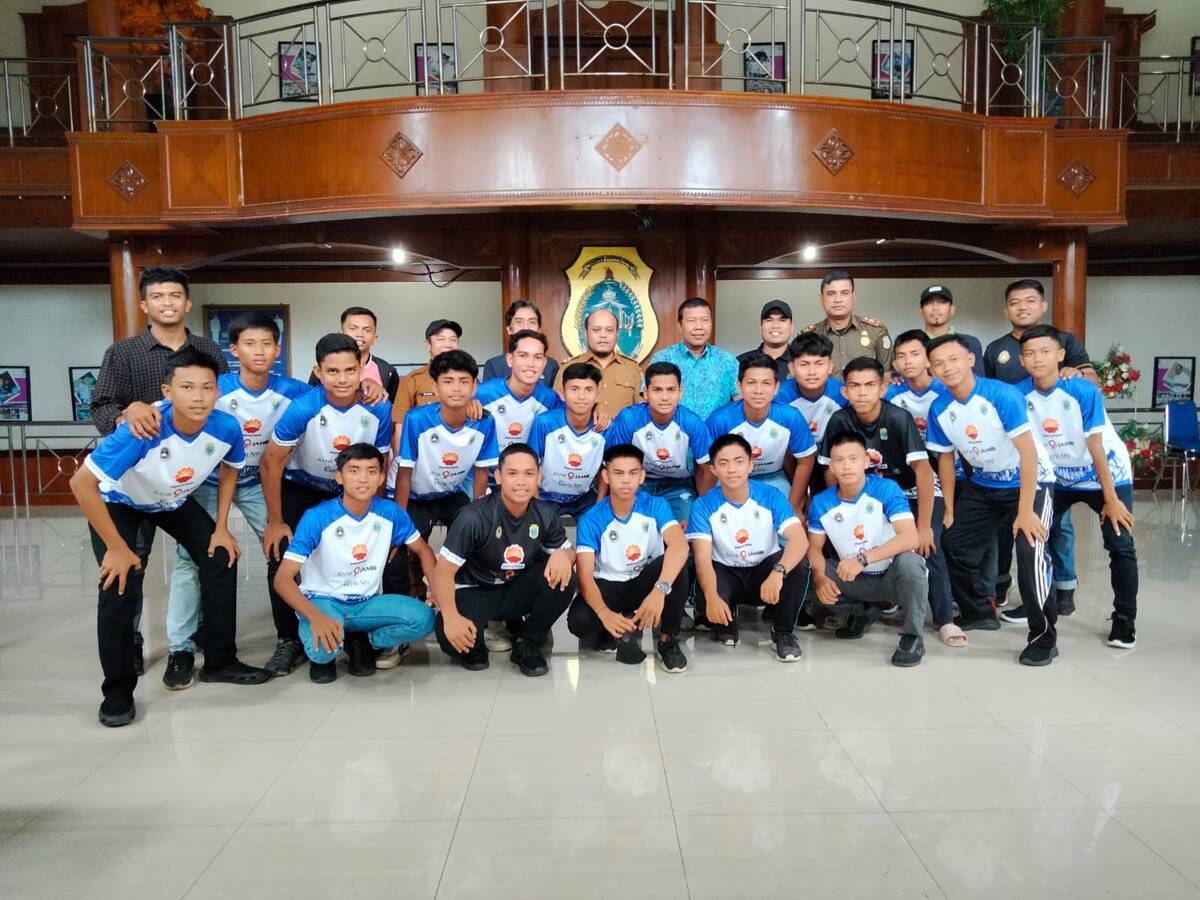 Bupati dan Ketua PSSI Tanjab Timur Lepas Keberangkatan Kontingen POPDA