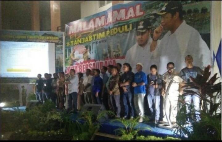 Bupati dan Panitia Hibur Para Undangan Malam Amal Dengan Lagu Iwan Fals