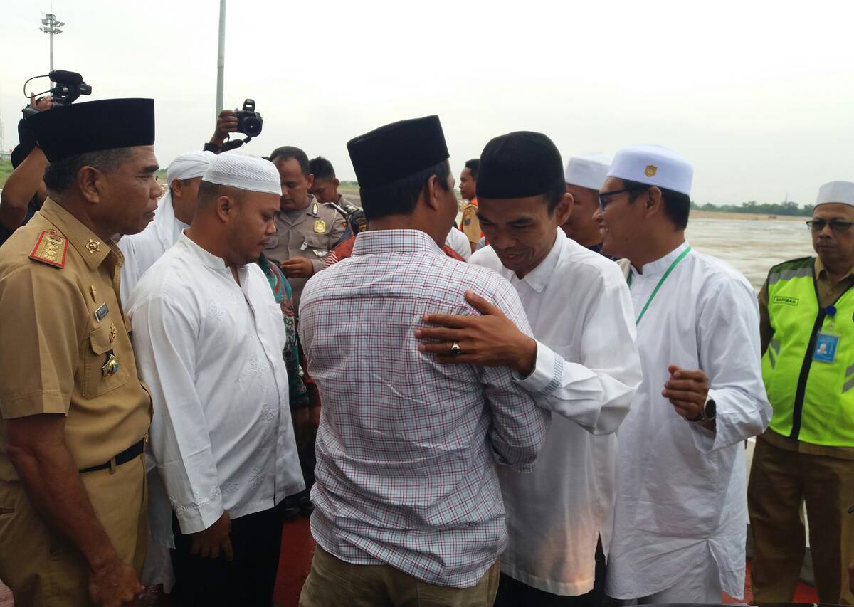 Bupati dan Wabup Jemput Kedatangan UAS di Sultan Thaha Jambi