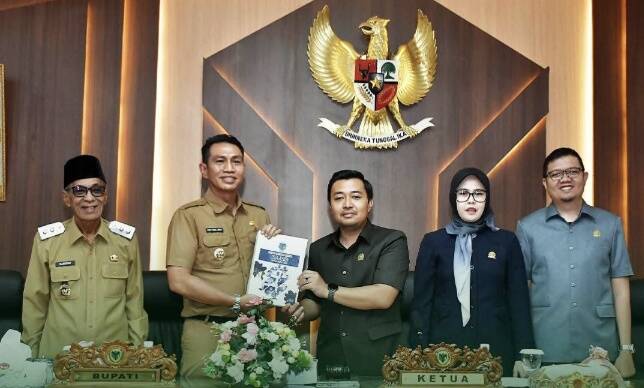 Bupati dan Wakil Bupati Batang Hari Serahkan Nota Pengantar RAPBDP dan RPJMD