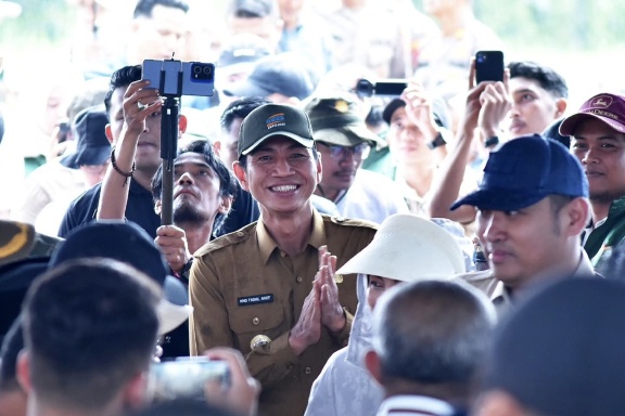 Bupati Fadhil Arief dan Wabup Dampingi Wamentan Sudaryono Tanam Padi Serentak di Batang Hari, Sasar 8 Ribu Hektar