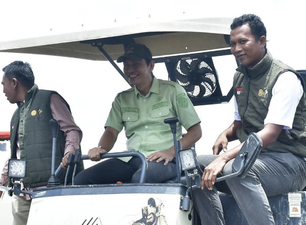 Bupati Fadhil Arief Tanam Padi Perdana di Desa Jelutih