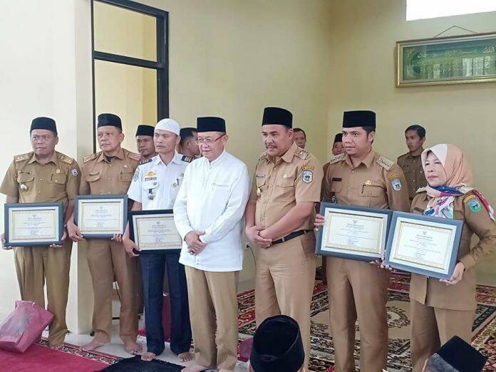 Bupati H Cek Endra Serahkan Bantuan Ke Siswa Kurang Mampu