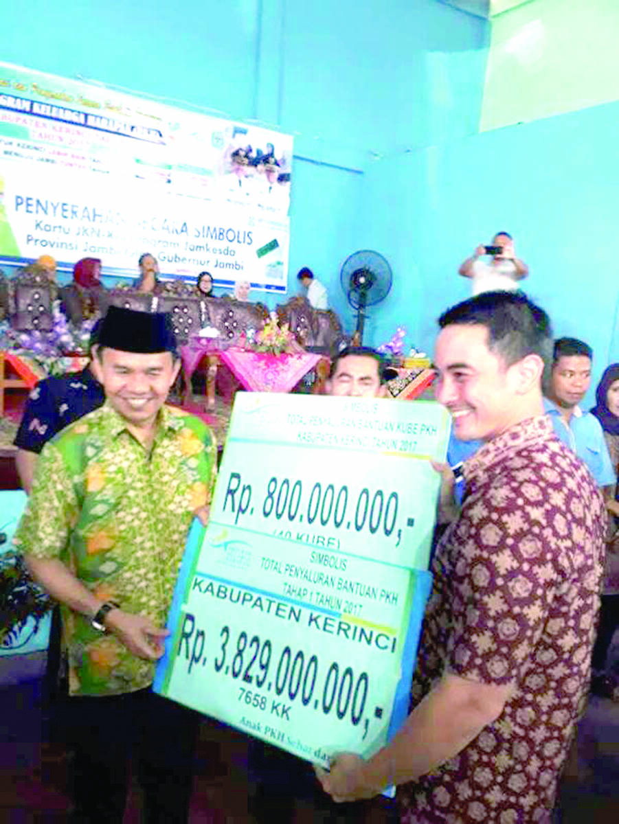 Bupati Kerinci, Dampingi Gubernur Serahkan Kartu JKN-KIS dan Bantuan PKH
