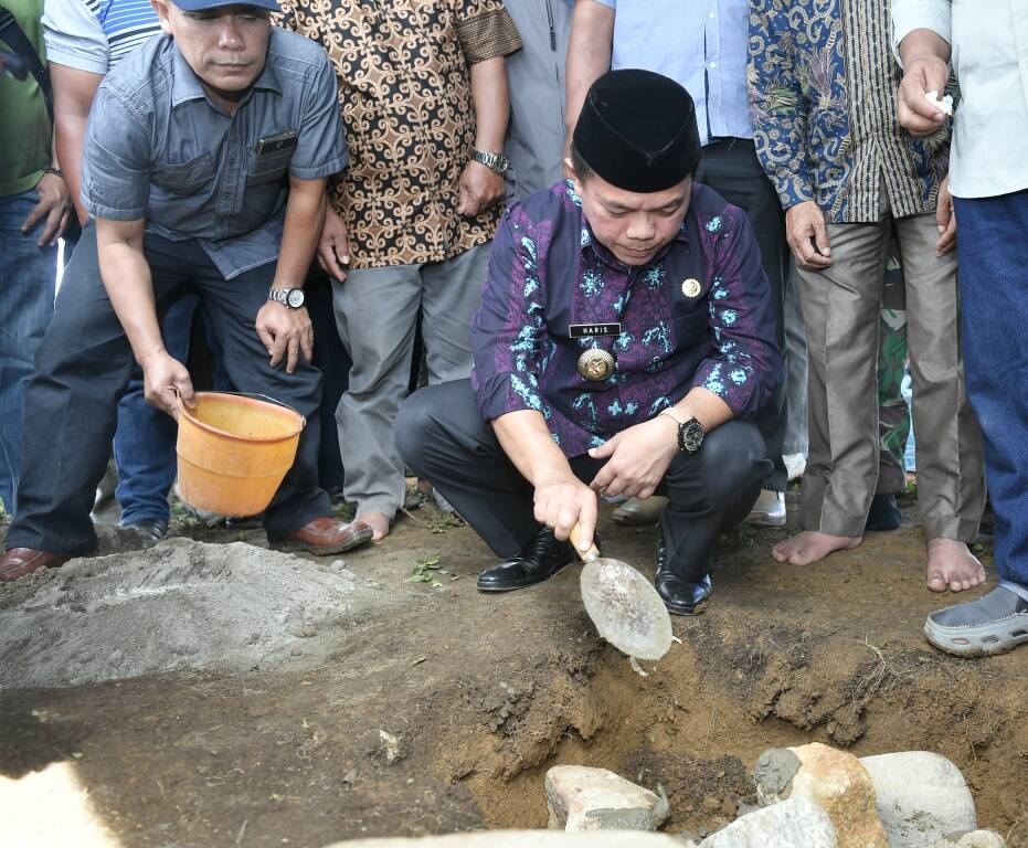 Bupati Letakan Batu Pertama  Pembangunan PLTMH dan Tugu Batas Desa