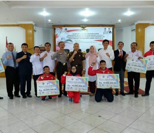 Bupati Masnah Serahkan Bonus Atlet Berprestasi Porprov 2018