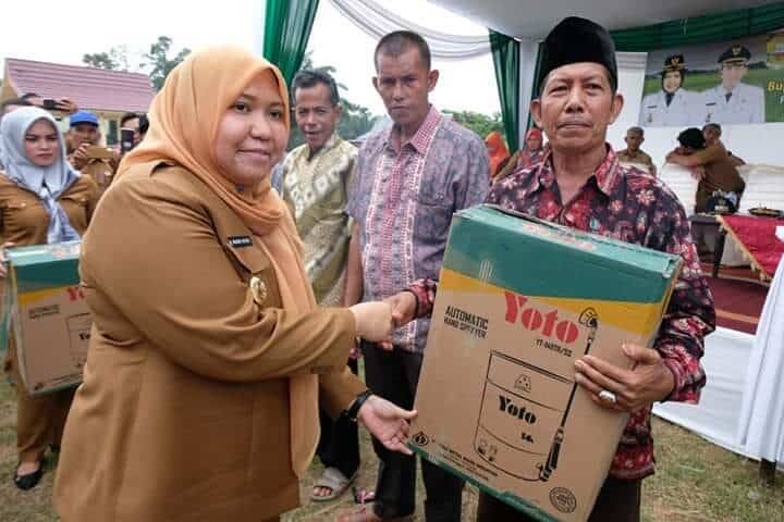 Bupati Masnah Serahkan Mesin Pertaniaan untuk Desa Kedotan