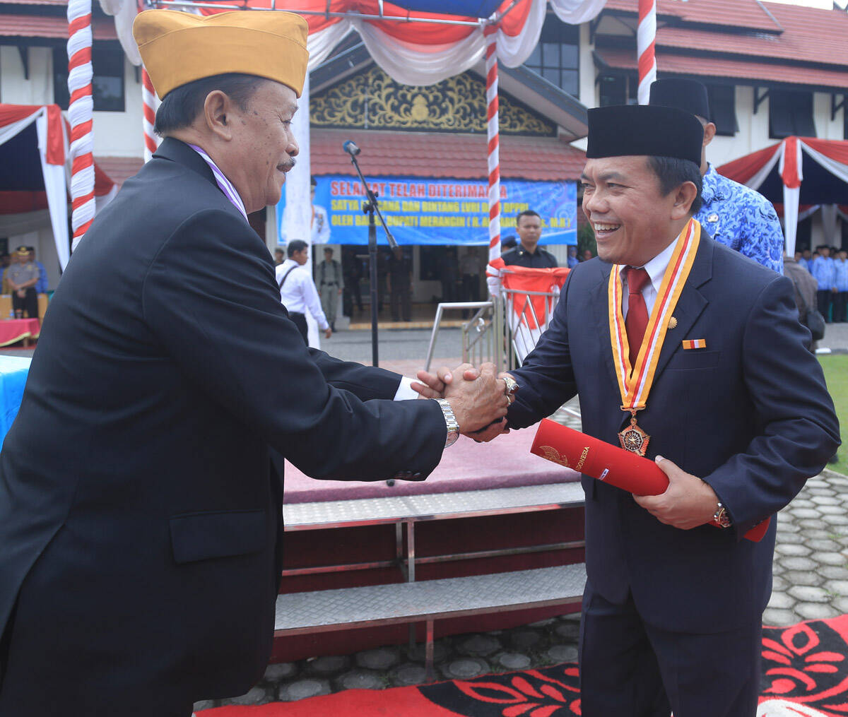 Bupati Merangin Dianugerahi Satya Lencana dan Bintang LVRI