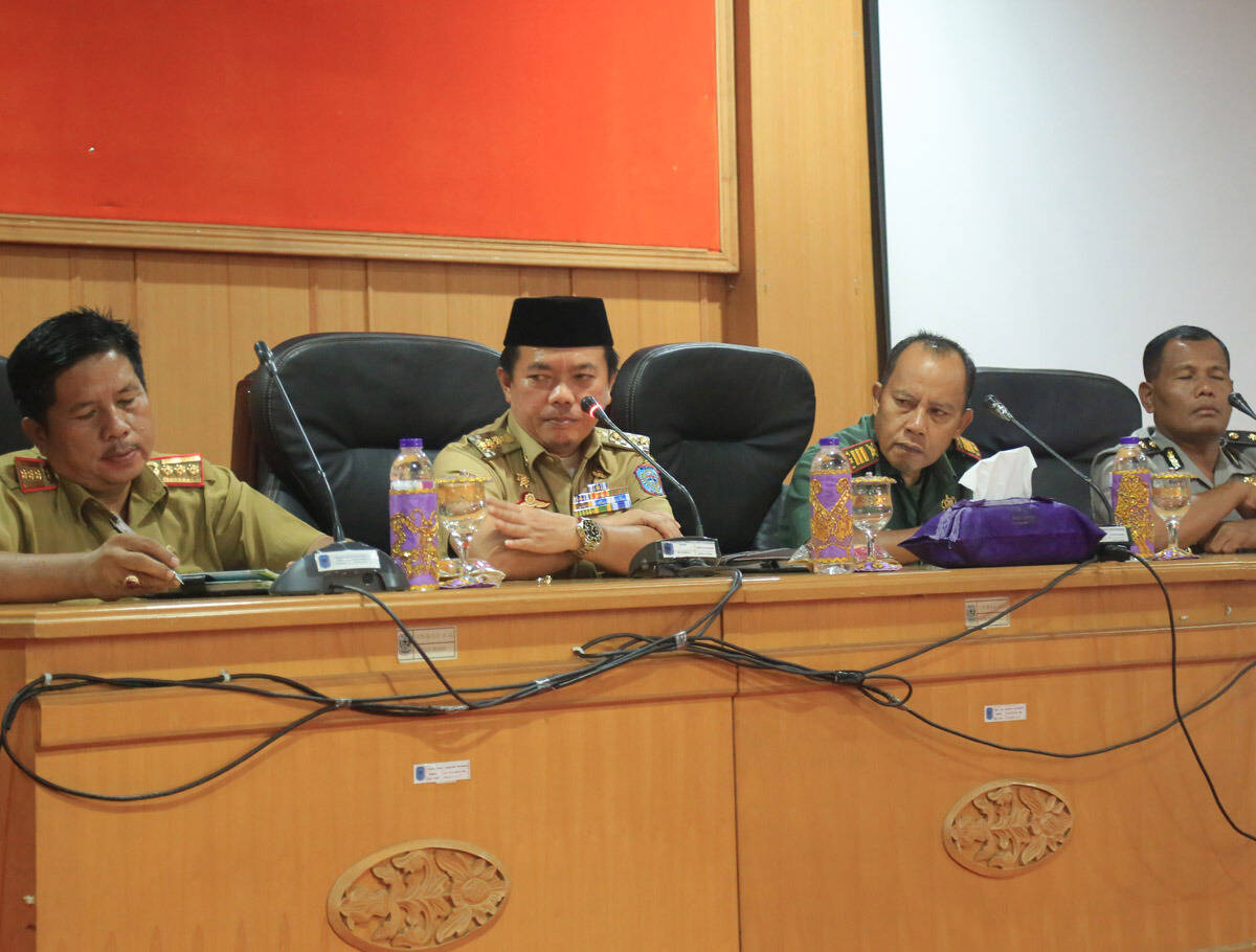 Bupati Merangin Dianugerahi Satya Lencana dan Bintang LVRI