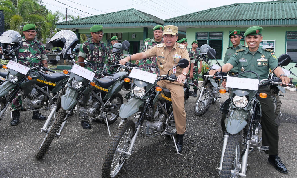 Bupati Merangin Serahkan 16 Trail untuk Dandim