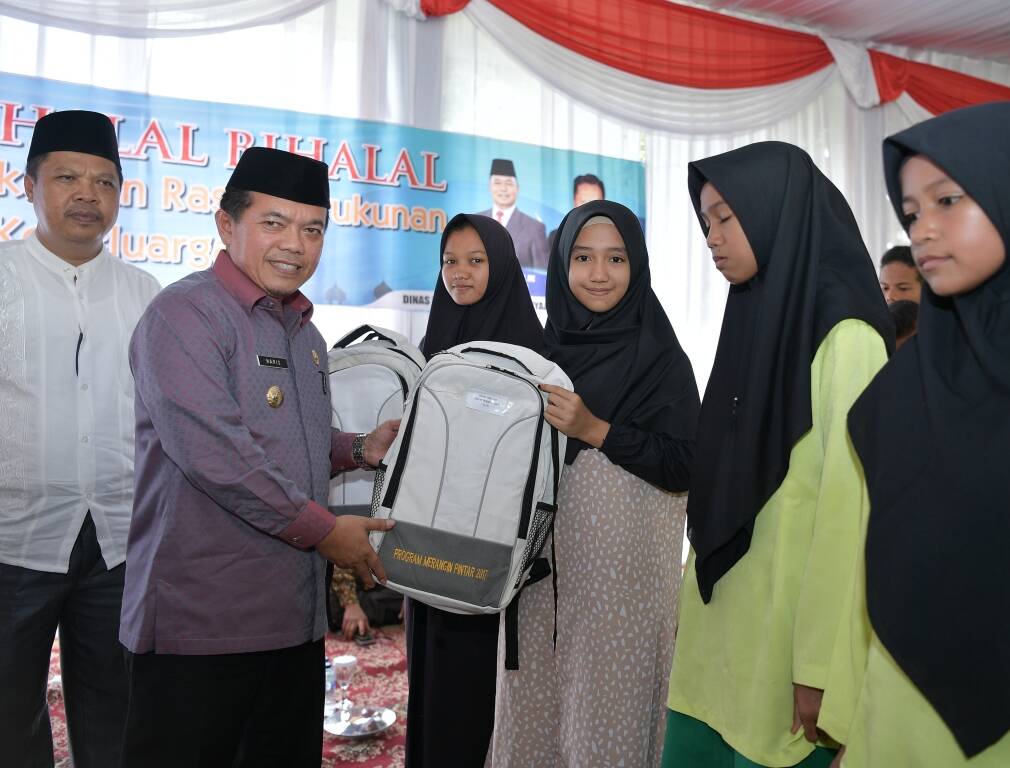 Bupati Merangin Serahkan Bantuan Program Merangin Pintar