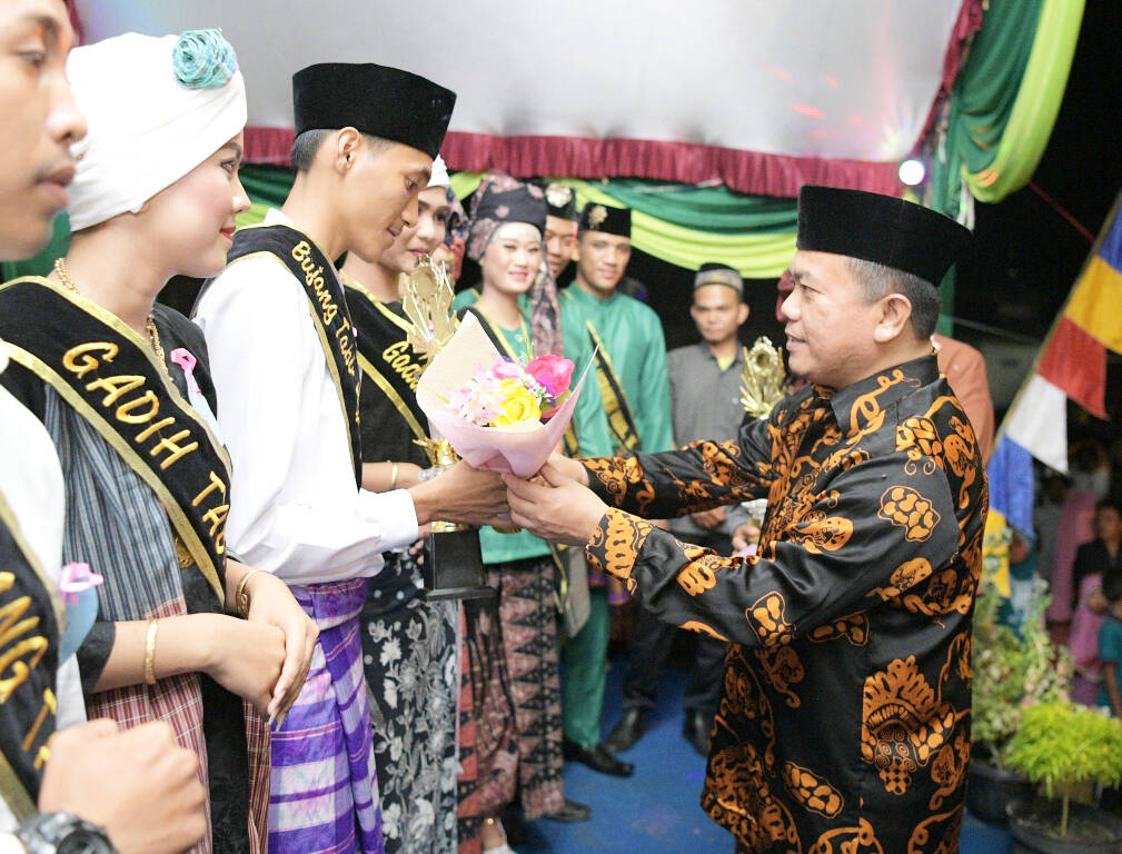 Bupati Merangin Tutup Acara Pagelaran Seni Tabir