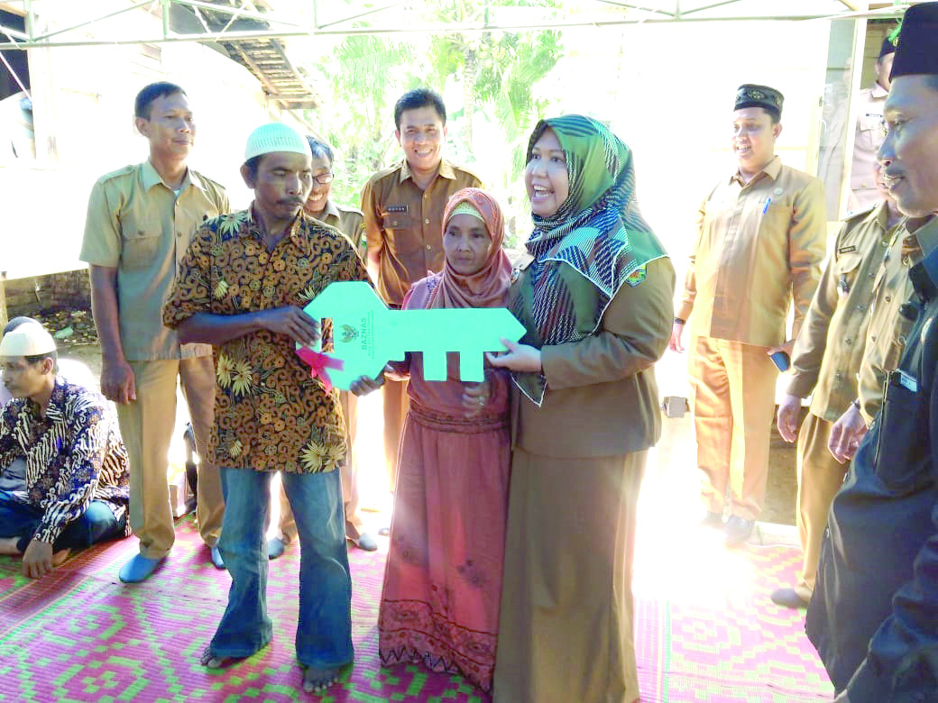 Bupati Muaro Jambi Serahkan Bantuan Bedah Rumah Kepada Keluarga Awaludin