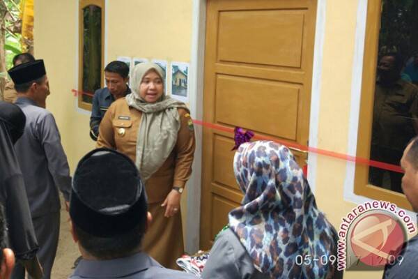 Bupati Muarojambi Serahkan Kunci Usai Bedah Rumah