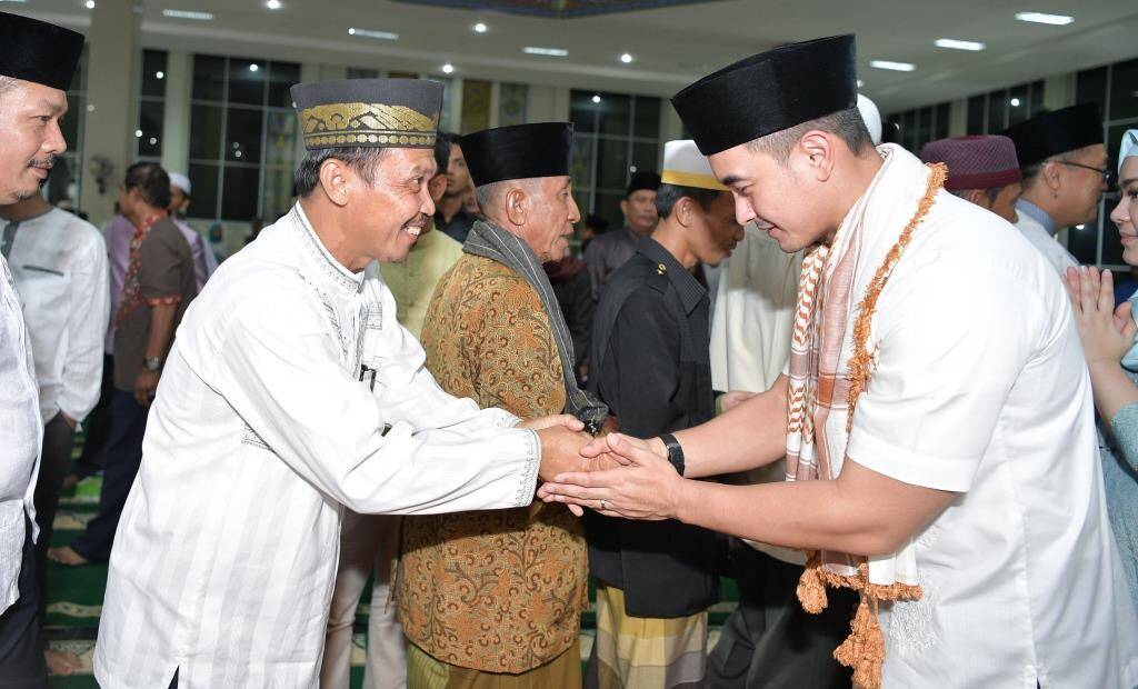 Bupati Puji Gubernur Datangi Warganya di Daerah