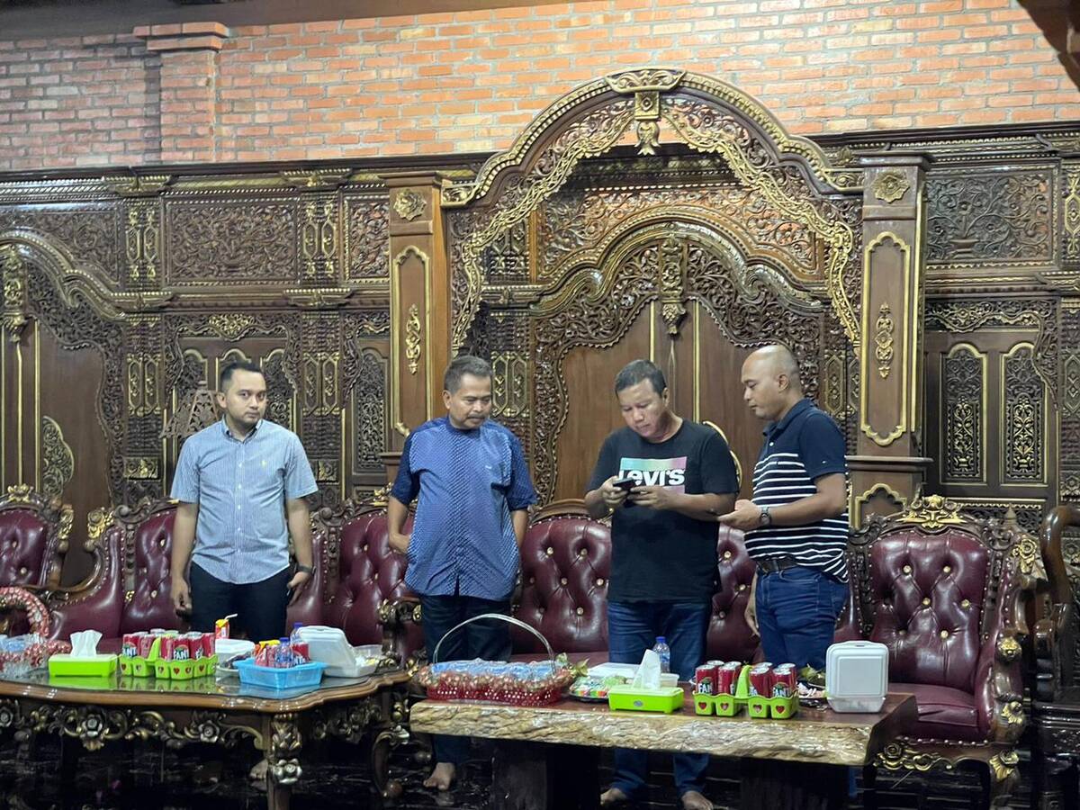 Bupati Romi Dijamu Sutriman Sekeluarga