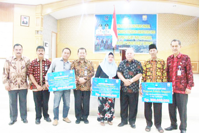 Bupati Safrial Serahkan Bansos Korban Bencana Kebakaran dan Bantuan