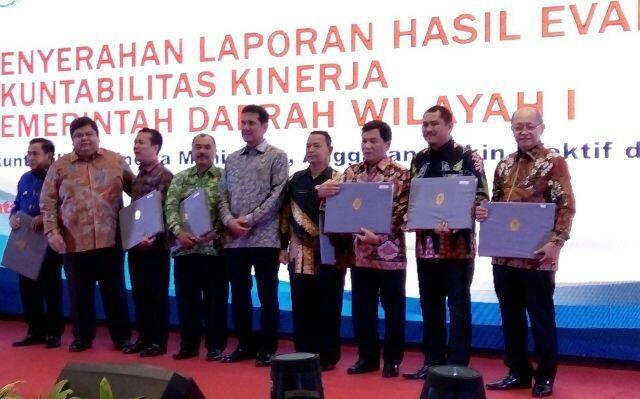 Bupati Sarolangun H Cek Endra Terima Penghargaan Dari Menpan-RB