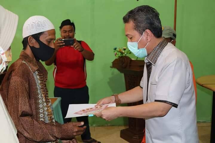 Bupati Syahirsah Serahkan BBT Di Kecamatan Pemayung