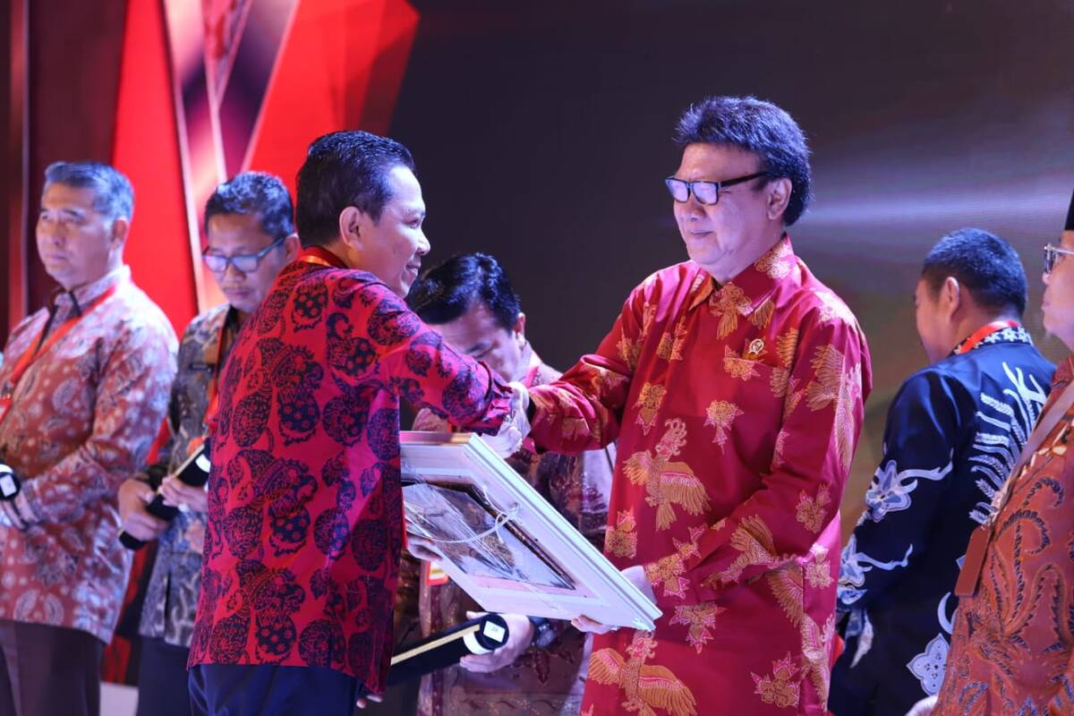 Bupati Syahirsah Terima Penghargaan SAKIP Dari Kemenpan RB