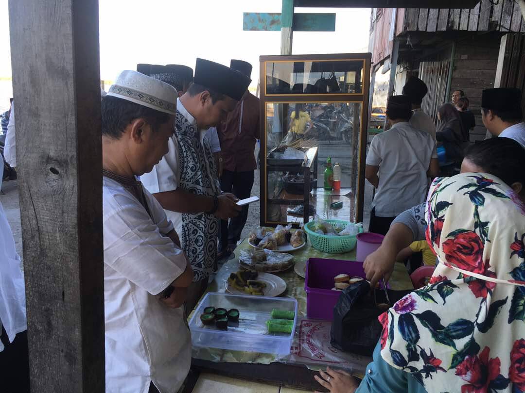 Bupati Tanjabtim Borong Dagangan Warga