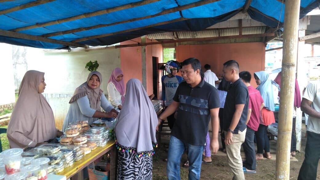 Bupati Tanjabtim Borong Takjil di Pasar Beduk Talang Babat