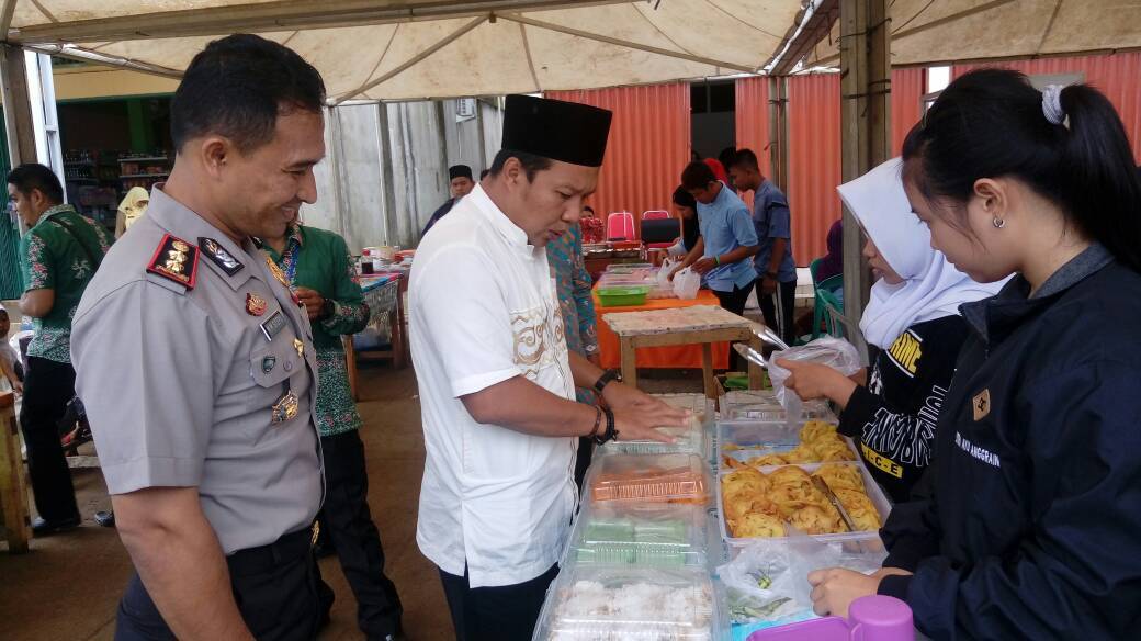 Bupati Tanjabtim Potong Pita Pasar Bedug Talang Babat
