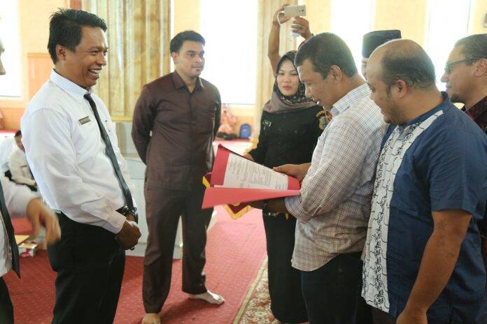 Bupati Tanjabtim Serahkan 96 SK CPNS