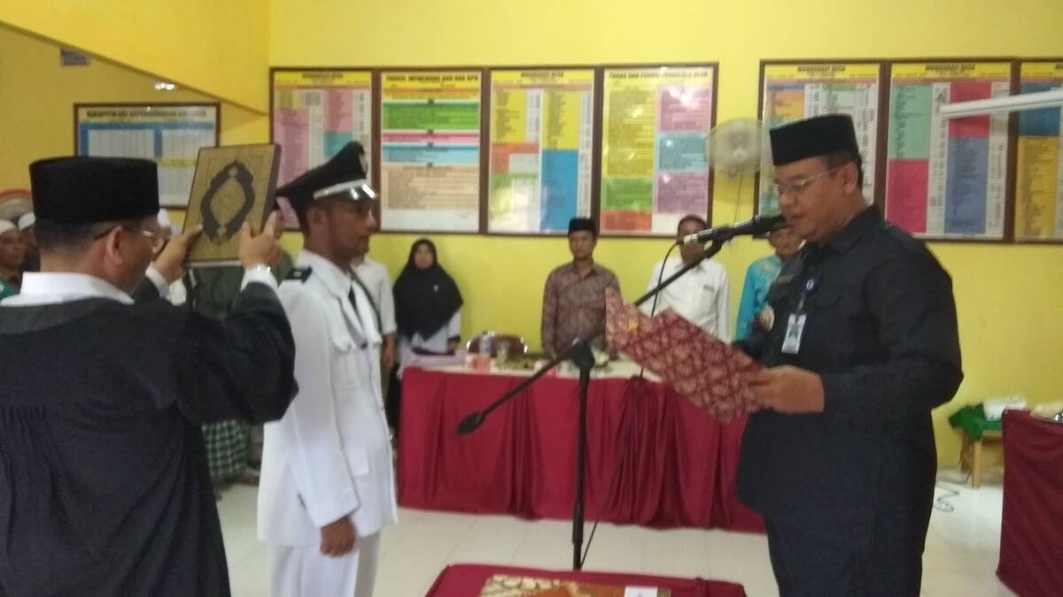 Camat Pemayung Melantik Aman Menjadi Kepala Desa Lopak Aur