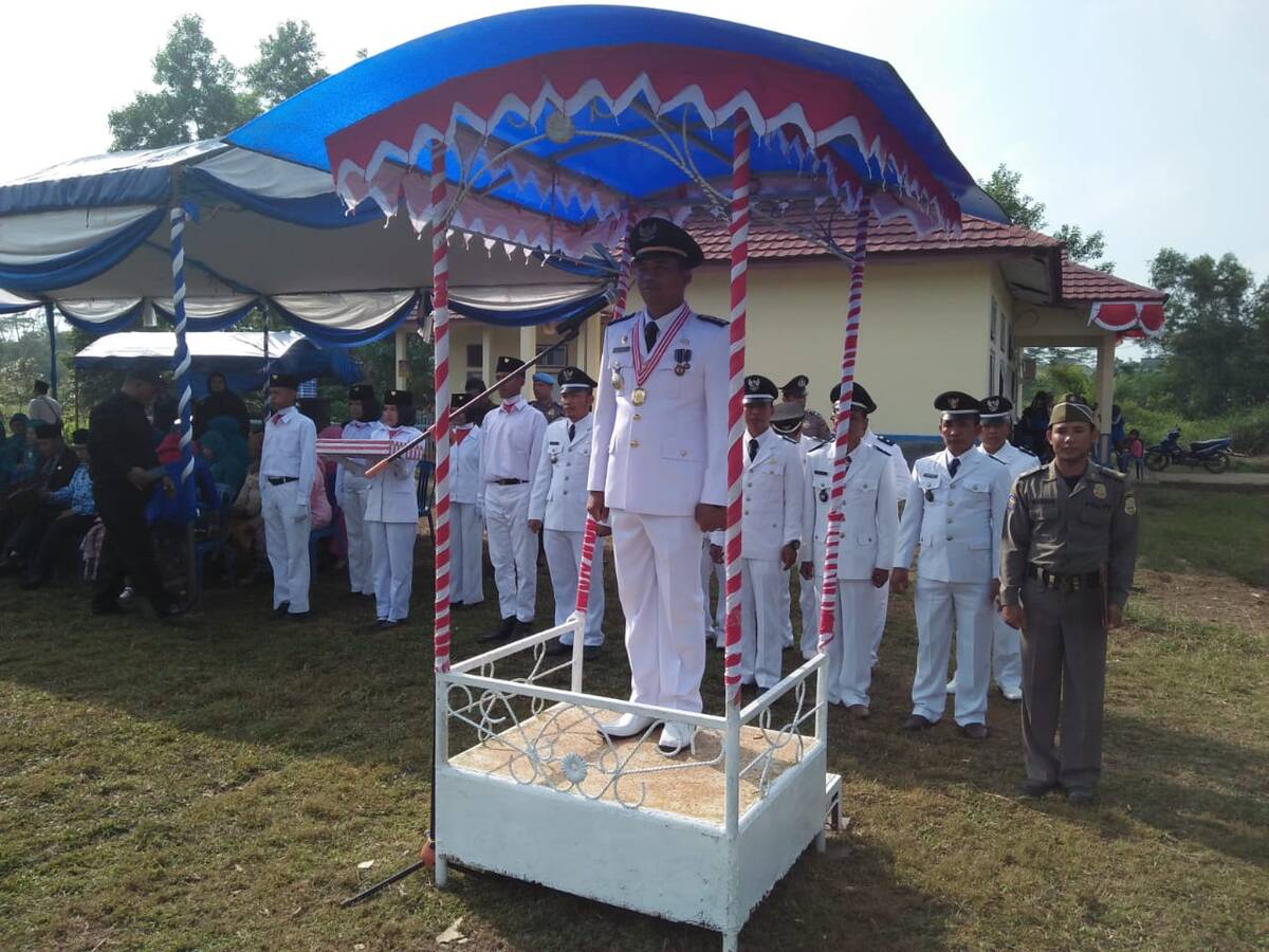Camat Rantau Rasau Pimpin Upacara Bendera di HUT RI Ke-73