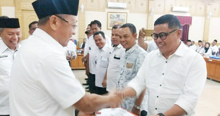CE Beri Reward Kepada Kades dan Lurah