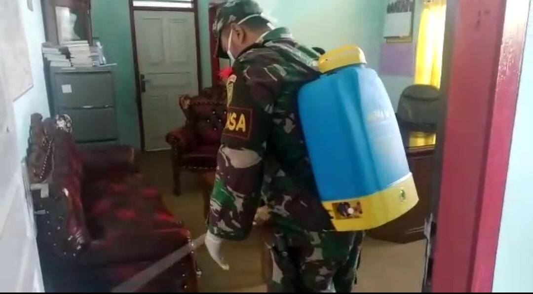 Cegah Covid-19, Koramil Muara Bulian Bersama Polsek MSI Lakukan Penyemprotan Disinfektan