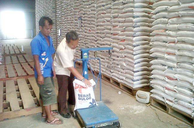 Cuaca Buruk Hambat Pengiriman Beras Impor