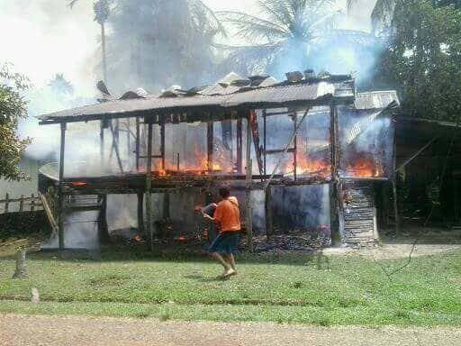 Dalam Hitungan Menit Rumah Warga Tembesi Ludes Terbakar