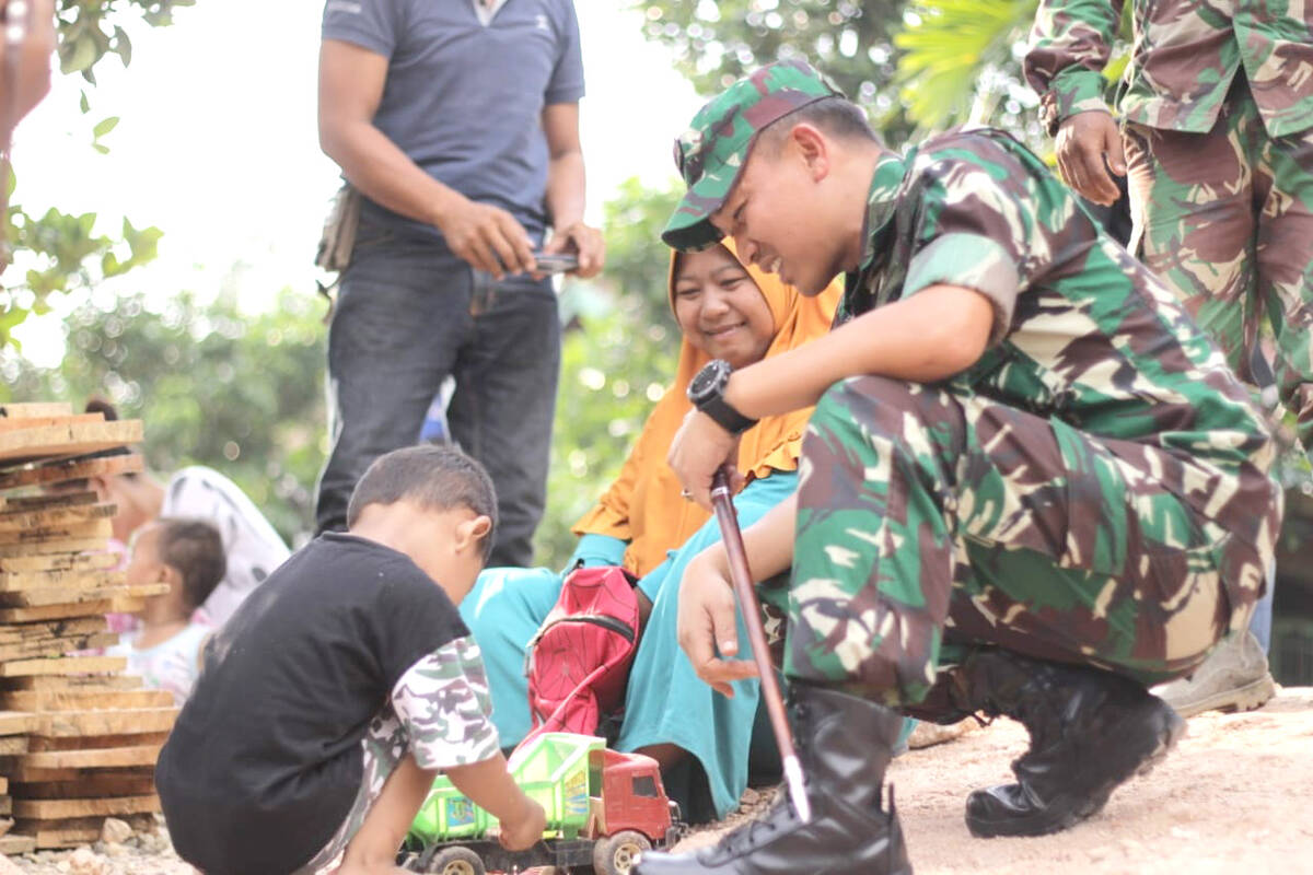 Dandim 0415/Bth Hibur Anak-anak di Lokasi TMMD Desa Ladang Peris