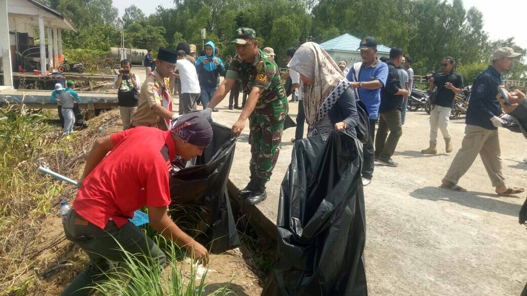 Danramil Nipah Panjang Himbau Warga Tidak Buang Sampah Sembarangan