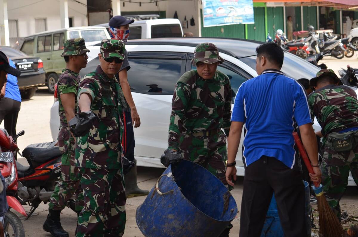 Danrem 042/Gapu Pimpin Jum’at Bersih Di Pasar Angso Duo