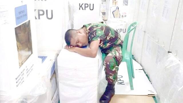 Demi Pemilu, Babinsa Rela Tidur di Area Tumpukan Kota Suara