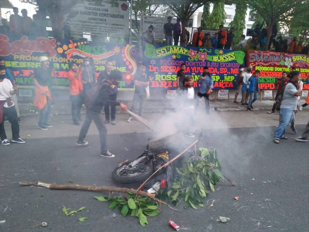 Demo Tolak Omnibus Law di Jambi Rusuh ‘Hadiah’ 1 Tahun Jokowi-Ma’ruf
