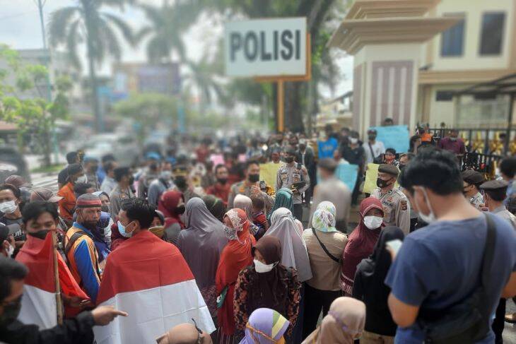 Warga Desa Sumber Jaya Datangi Polda Jambi