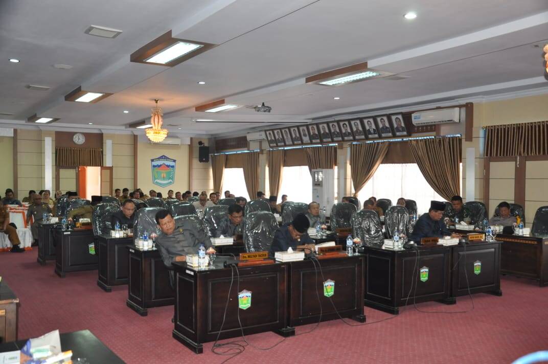 Dewan Serahkan Keputusan dan Catatan Strategis LKPJ 2018, Kepada Walikota