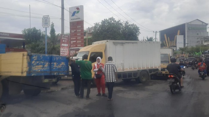 Di Jambi, Solar Langka dan Antrean Panjang Pula