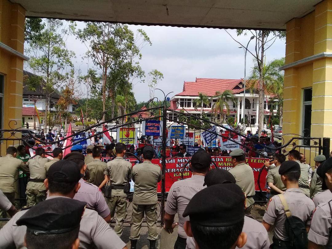 Diberhentikan Dari Jabatan Kades, Ratusan Massa Demo Kantor Bupati