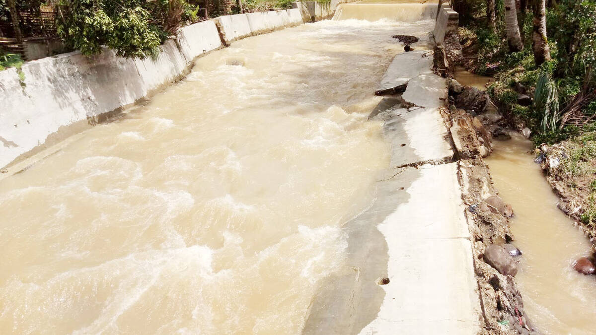 Diduga Dikerjakan Asal Jadi, Tembok Penahan Banjir, Ambruk