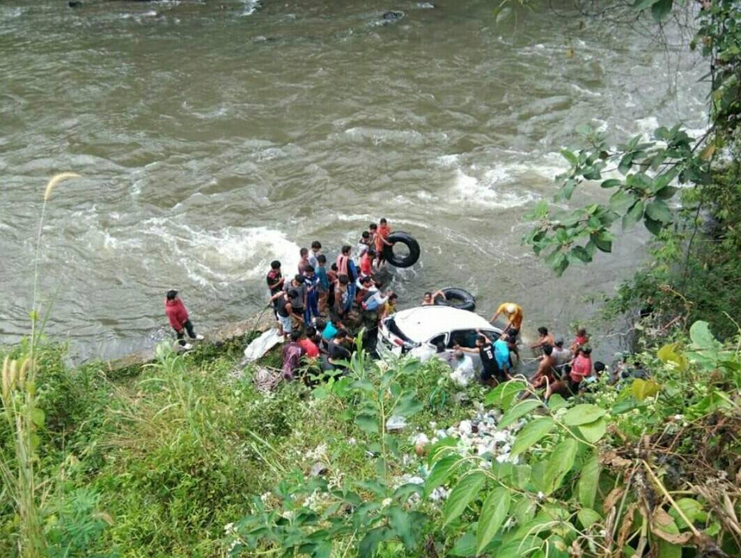 Diduga Sopir Ngantuk, Sigra Terjun 100 Meter ke Sungai