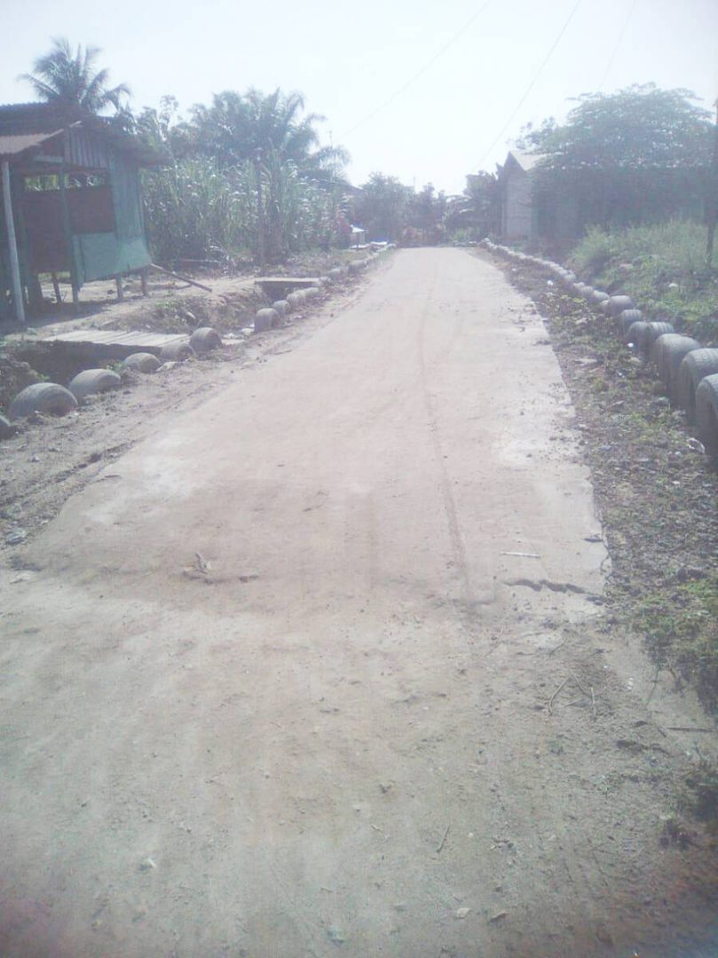 Diduga Tak Sesuai Spek, Jalan Rabat Beton Dikeluhkan Warga