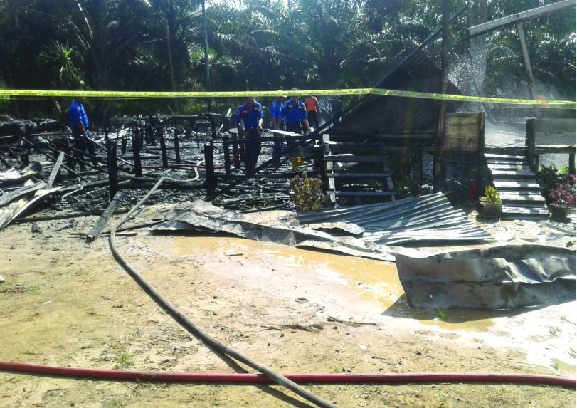 Diduga Terjadi Arus Pendek, Dua Rumah Warga Sabak Timur Hangus Terbakar