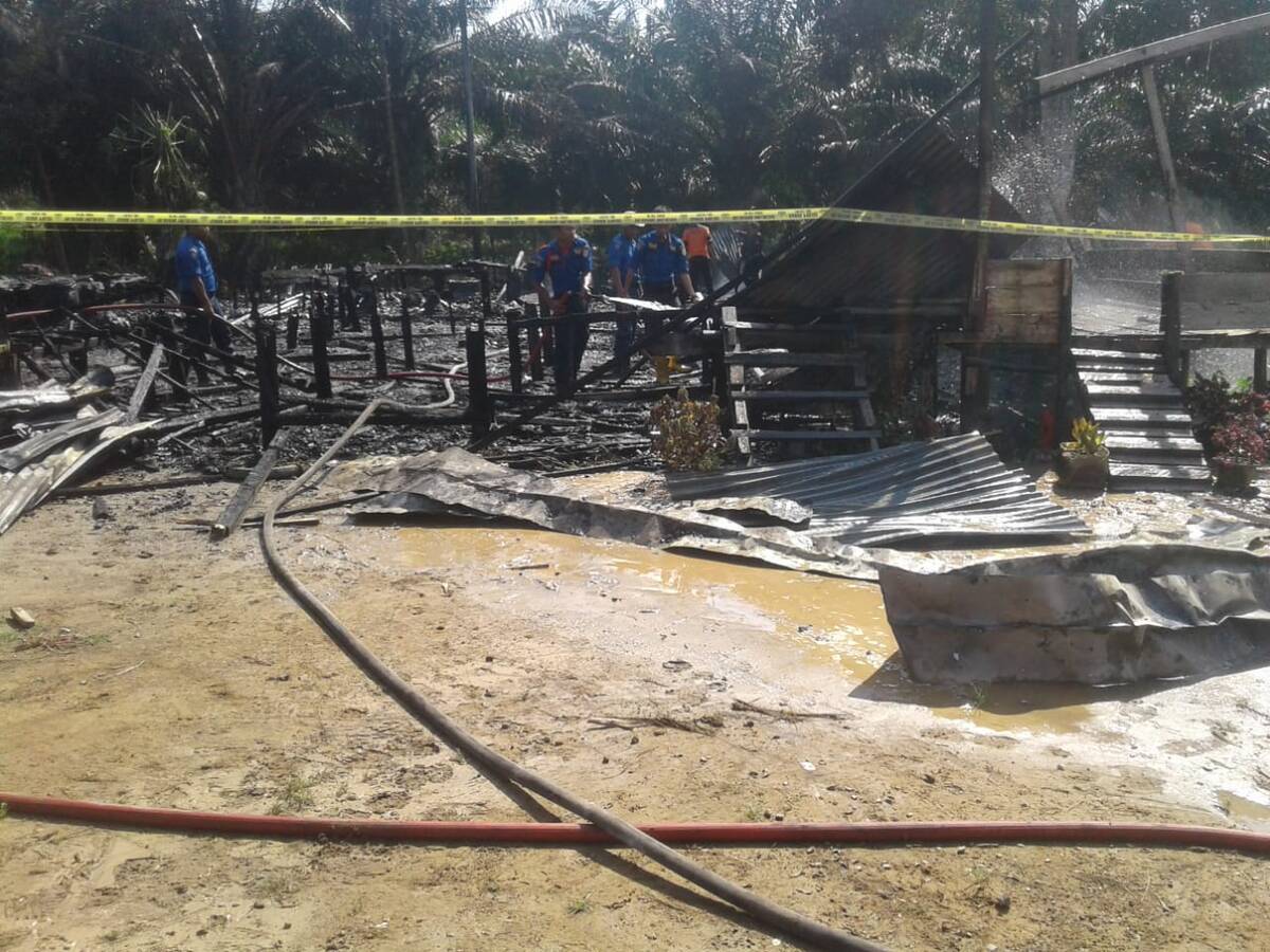 Diduga Terjadi Arus Pendek, Dua Rumah Warga Sabak Timur Hangus Terbakar