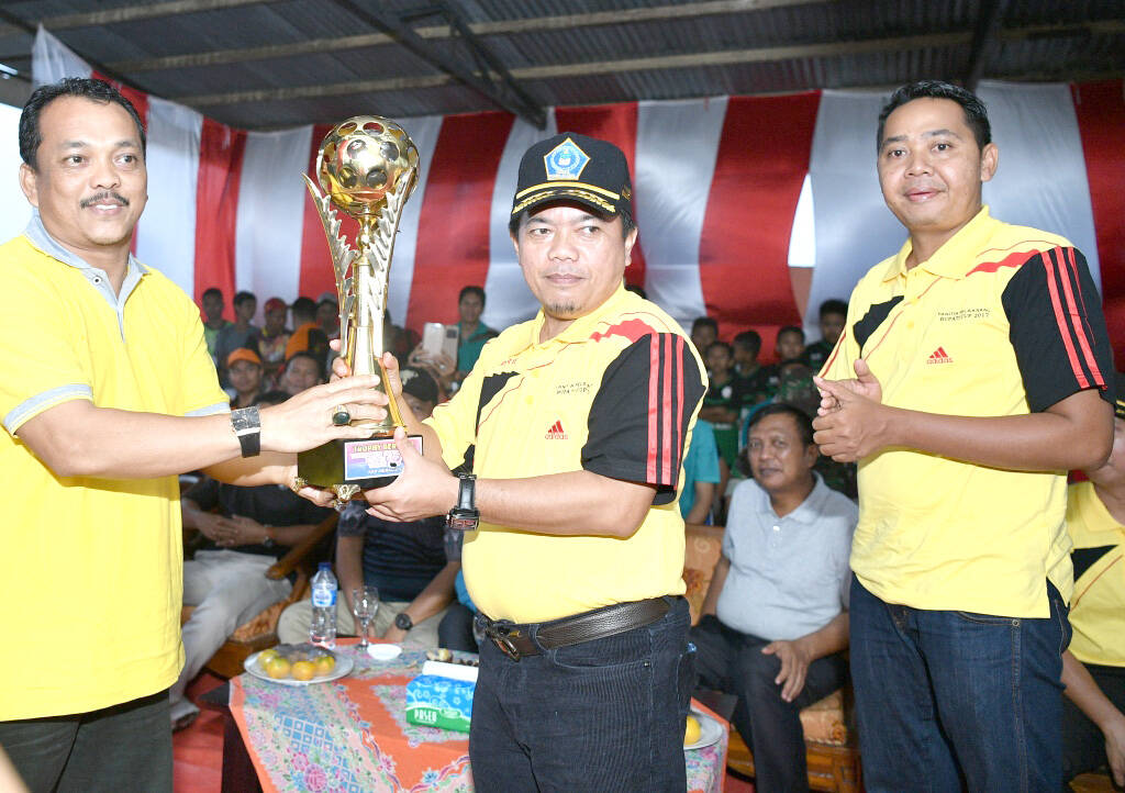 Diguyur Hujan, H Al Haris Buka dan Main Bola Bupati Cup 2017